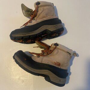 The North Face big boy's/youth size 6 waterproof, light brown suede snow boots.